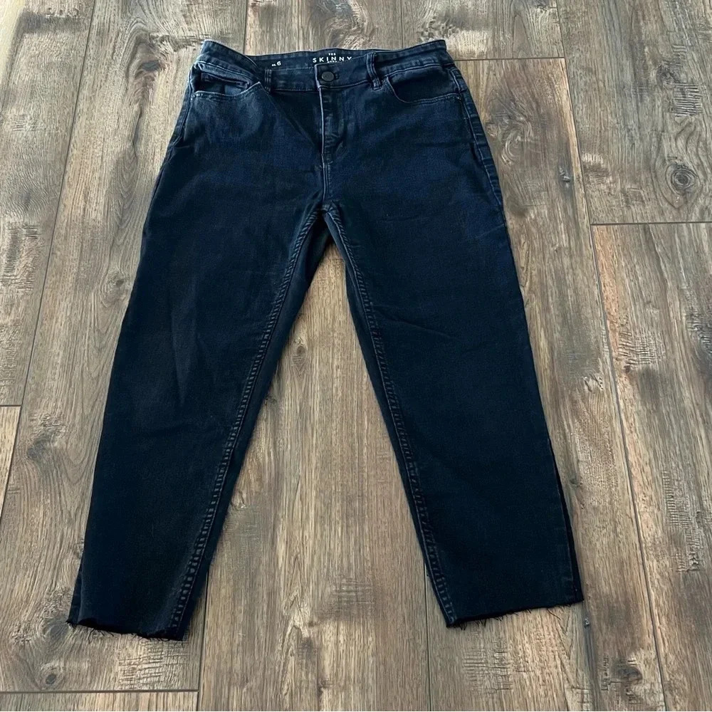 White House Black Market Women’s Black Skinny Crop Frayed Hem Size 6